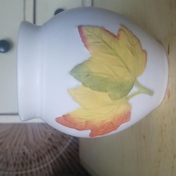 Partylite tart warmer with embossed leaf design. - Picture 2 of 6